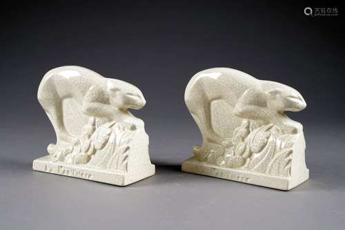 Deux Panthères Art Déco. Faïence à émaux craquelés d'Onnaing. Vers 1930.<br/>Longueur: 16 cm. Deux Perroquets. Faïence craquelée signée G. Beauvais.<br/>Hauteur: 18 cm.