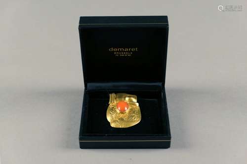 Broche-Pendentif de style contemporain sertie d'un cabochon de corail. Monture en or jaune 18 carats.<br/>Poids: 17,6 g.