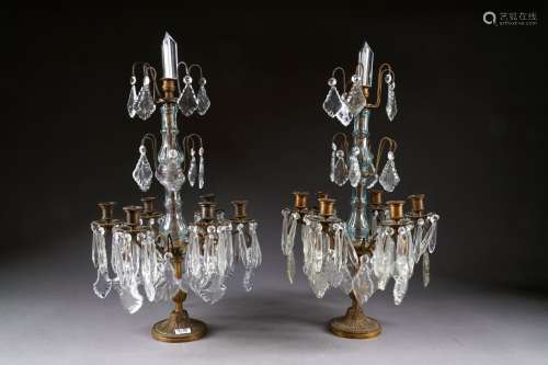 Paire de Girandoles de style Louis XV. Eclairant par un bouquet de six bougies. Pampilles et larmes en verre biseauté. Monture en bronze patiné.<br/>Hauteur: 62 cm.