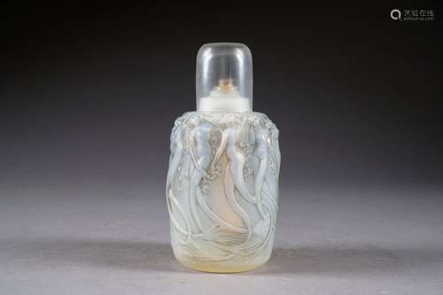 Sirènes. Brûle-parfum en verre opalescent moulé, pressé et dépoli (1920).<br/>Signé R. Lalique.<br/>Hauteur: 18 cm. Condition: Bouchon non d'origine.