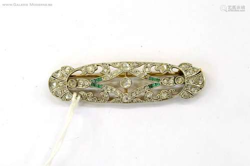 Broche Art Nouveau. Sertie d'environ cinquante diamants taille rose et de douze émeraudes. Fin XIXe siècle. Monture en or jaune 18 carats et argent.<br/>Poids: 9.