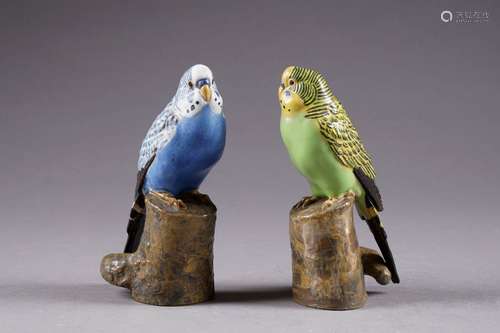 Couple de Perruches. Céramique émaillée au naturel de Royal Copenhague. Marque, numéro et monogramme.<br/>Hauteur: 15 cm.