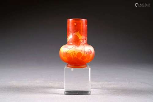 Petit vase Art Nouveau à panse et à long col tubulaire. Verre marmoréen à décor végétal, dégagé à l'acide, à dégradé de jaune et d'orange.<br/>Signé.<br/>Hauteur: 9,5 cm. Condition: Pas d'accident ni de restauration.