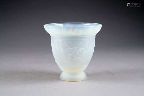 Coupe sur piédouche à motifs de feuilles de ginkgo. Verre moulé pressé opalescent.<br/>Signé. France. Vers 1930.<br/>Hauteur: 14 cm. Condition: Pas d'accident ni de restauration.