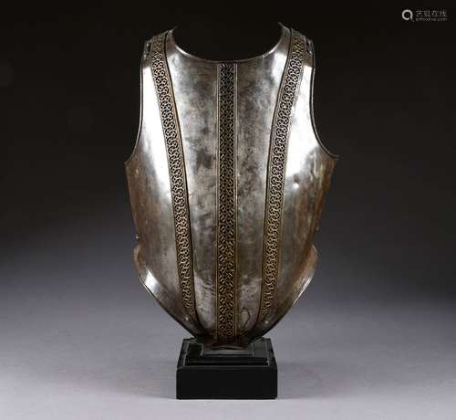 Plastron d'Armure Renaissance. Parcouru par trois bandes de laiton à motifs ajourés. Métal. Trace de réparation dans la partie inférieure.<br/>Hauteur: 50,5 cm. Sur socle.