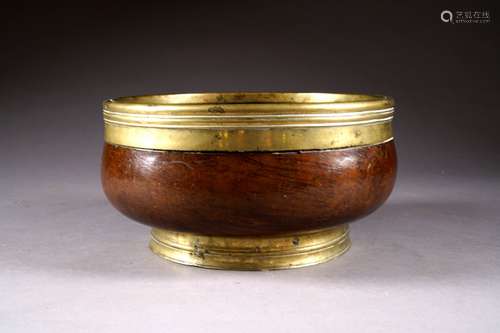 Coupe ronde sur Piédouche. Bois tourné cerclé de laiton. Angleterre. XIXe siècle.<br/>Diamètre: 30 cm.