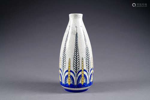 Vase fuselé. Faïence craquelée “coquille d'oeuf“ à motifs de palmettes stylisées. Numéro en creux 898. Décor 1042. Vers 1930.<br/>Hauteur: 31,5 cm. Condition: Pas d'accident ni de restauration.