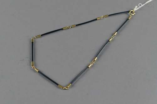 Collier en Poils d'Eléphant. Avec or jaune 18 carats.<br/>Poids: 7 g.<br/>Longueur: 42 cm.