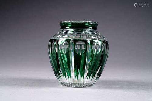 Vase boule. Cristal incolore, doublé vert, taillé d'épis, d'olives et de facettes.<br/>Hauteur: 13,5 cm.