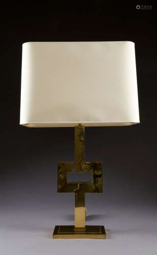 Lampe de Salon. Pied géométrique découpé et gravé. Laiton poli. Vers 1970.<br/>Hauteur: 73 cm.