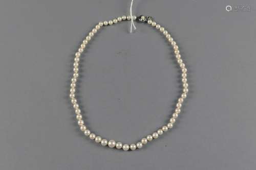 Collier de Perles de Culture en Chute. Fermoir rond serti d'une petite perle de culture en or blanc 18 carats.<br/>Longueur: 52 cm.