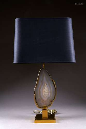 Grande lampe de salon. A géode rétroéclairée. Pied carré mouluré. Métal doré.<br/>Signée. Vers 1975.<br/>Hauteur: 76 cm.