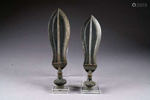 Deux Dagues Kuba. Lame en fer gravé. Prise en bois sculpté à incrustations métalliques. Région du Kasaï. République démocratique du Congo.<br/>Longueur: 33 et 36 cm.<br/>Provenance: Collectées par Maurice Van Damme (1865-1935) présent au Congo entre 1890 et 1909 en qualité de secrétaire général de la colonie depuis 1899.