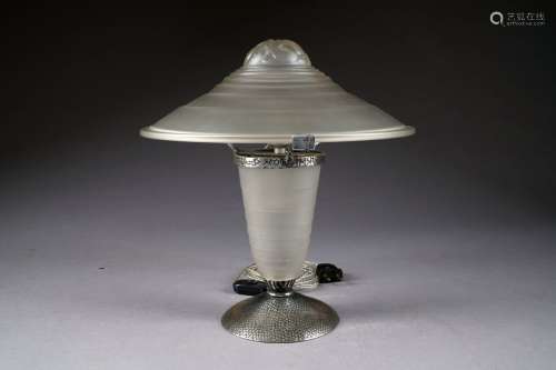 Lampe de Table de Forme champignon. Pied métallique “grainé“. Verre moulé, pressé et dépoli.<br/>Travail des années 30.<br/>Hauteur: 32 cm.