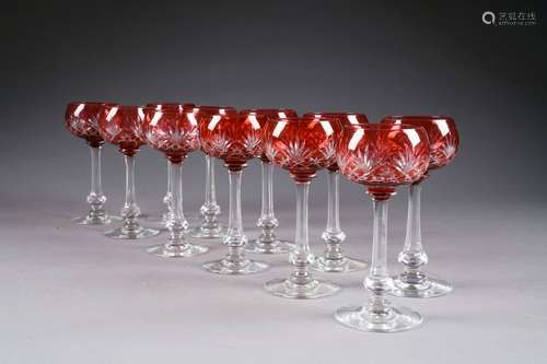 Suite de onze verres à vin. Cristal incolore, doublé rouge, taillé à l'américaine.<br/>Hauteur: 17 cm.