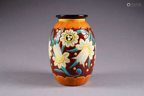 Vase tonnelet. Décoré de jonquilles géométrisées sur fond caramel. Faïence polychrome. Vers 1925. Marque au tampon. Décor 2246. Forme 1270.<br/>Hauteur: 24 cm.