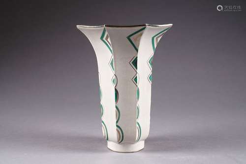 Vase cornet octogonal. Aux crêtes soulignées de petits motifs émaillés verts et argent sur fond gris perle. Faïence. Vers 1930.<br/>Signé.<br/>Hauteur: 26 cm. Condition: Pas d'accident ni de restauration.