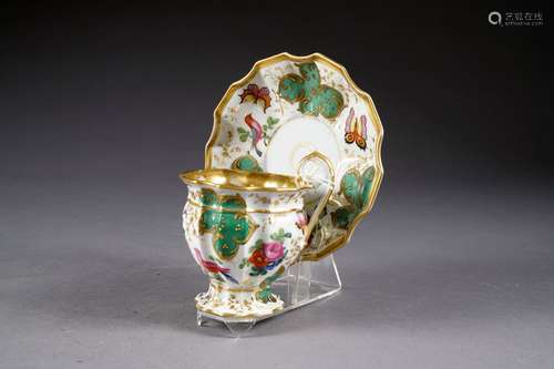 Tasse à lait et sa soucoupe. Décor, en polychromie et à l'or, d'oiseaux, de fleurs et de papillons. Porcelaine. France. Première moitié du XIXe siècle. Condition: Pas d'accident ni de restauration. Usures à la dorure.