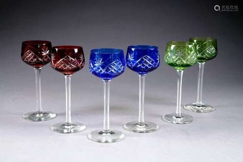 Six Verres à Vin. Verre, doublé de couleur, taillé d'épis et de canaux. Bohème.<br/>Hauteur: 19 cm.