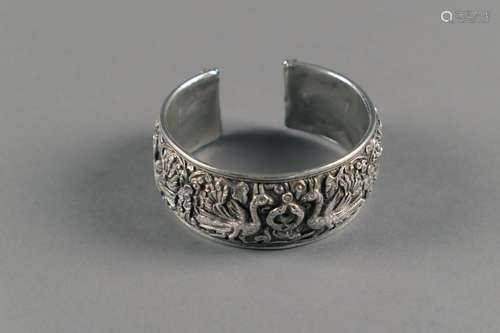 Bracelet Esclave. D'origine iranienne, figurant des paons dans un décor végétal. Monture en argent.<br/>Poids: 63 g.