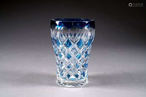 Vase tulipé. Cristal incolore, doublé bleu, taillé de motifs losangés. Condition: Petits éclats à la base.<br/>Hauteur: 17,5 cm.