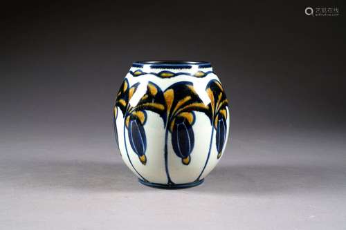 Vase ovoïde à motif d'une frise de fruits stylisés à l'émail ocre et bleu (1925).<br/>Signé de Charles Catteau. Marque au tampon F 900 B. Décor 1006.<br/>Hauteur: 17,5 cm. Condition: Pas d'accident ni de restauration.