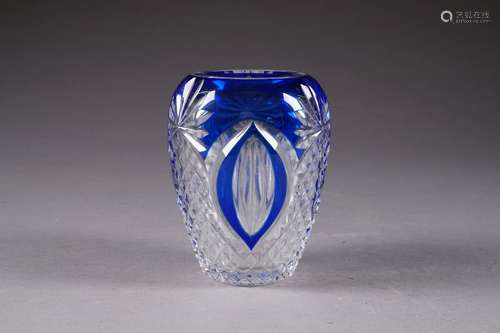 Petit vase ovoïde. Cristal incolore doublé bleu et taillé.<br/>Signé.<br/>Hauteur: 15 cm.