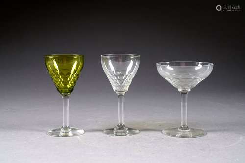 Service de verres pour douze personnes. Il présente douze grands verres à eau, douze coupes à champagne, douze verres à vin blanc de couleur verte et douze verre à vin rouge. Cristal taillé de petites facettes. Au total: quarante-huit pièces.