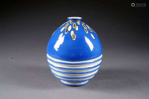 Vase boule. Col bordé de pastilles or et argent. Porcelaine à émail bleu. France. Vers 1930. Monogramme H.D.<br/>Hauteur: 20 cm. Condition: Pas d'accident ni de restauration.