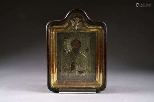 Icône Russe. Saint Nicolas tenant le Livre des Ecritures. Rizza en métal argenté. Présentée dans une vitrine (35 x 26 cm). XIXe siècle.<br/>haut. 0m22 larg. 0m17