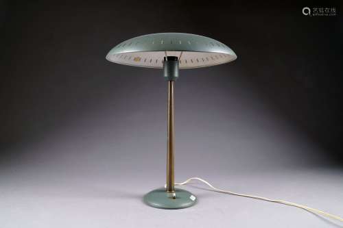 Lampe de bureau en métal laqué vert. Vers 1950.<br/>Hauteur: 52 cm.