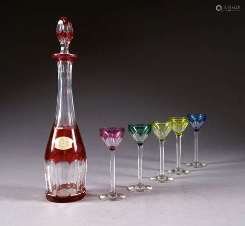 Service à liqueurs. Il se compose d'une carafe (34 cm) et de six verres à pied. Cristal incolore doublé de couleur et taillé de facettes. Condition: Pas d'accident ni de restauration.