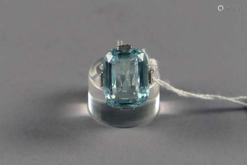 Bague de Dame. Sertie d'une aigue-marine de l'Oural taille ovale (env. 19 carats 50) rehaussée de cinquante-deux petits diamants taille roche. Monture en platine.<br/>Poids: 9 g. Taille: 55.