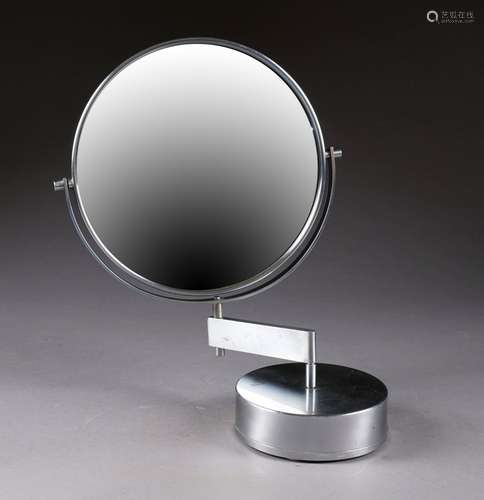 Miroir rond articulé. Métal. Vers 1960.<br/>Hauteur: 36 cm.