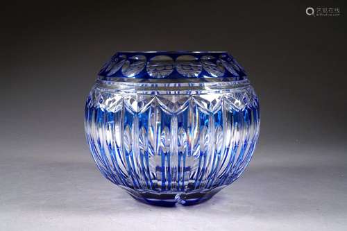 Grand vase Art Déco de forme boule. Cristal incolore, doublé bleu, entièrement taillé de canaux et de pastillages.<br/>Signé. Modèle créé pour l'exposition de Paris en 1925.<br/>Diamètre: 24 cm -Hauteur: 22 cm. Condition: Pas d'accident ni de restauration.