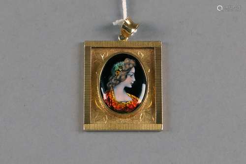 Pendentif. De forme rectangulaire à décor ciselé. Serti d'une miniature émaillée représentant le buste d'une jeune fille. Monture en or jaune 18 carats.<br/>Poids: 13 g.