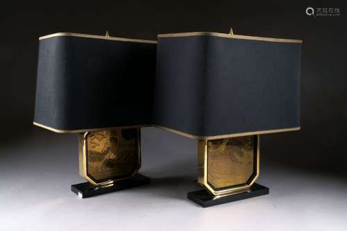 Paire de Lampes de Salon. Pied octogonal à décor gravé d'un cygne et de canards. Métal doré et plexiglas opaque noir. Vers 1975.<br/>Hauteur: 52 cm.