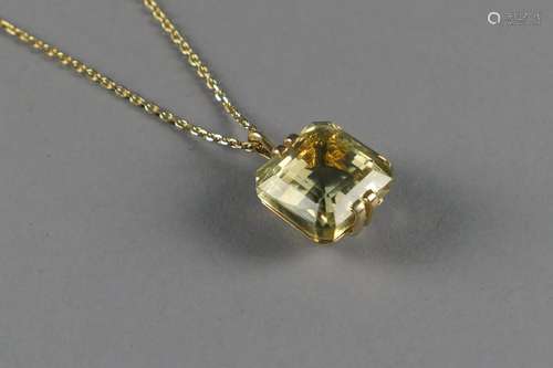 Pendentif et son Coulant. Serti d'une importante citrine taille émeraude (env. 40 carats). Monture en or jaune 18 carats.<br/>Poids: 33,2 g.<br/>Longueur: 71 cm.