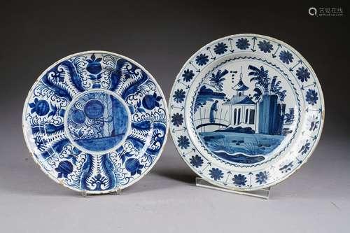 Deux plats ronds décorés à l'émail bleu. XVIIIe siècle.<br/>Diamètre: 30 et 34 cm). (Egrenures et petites restaurations).