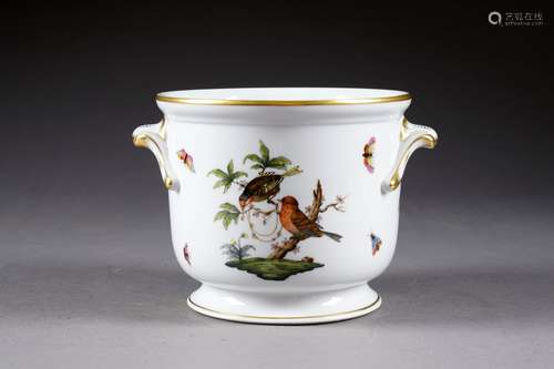 Jardinière à décor dit “aux oiseaux de Rothschild“. Anses en rocaille. Porcelaine polychrome et or. Marques. Condition: Pas d'accident ni de restauration.<br/>Longueur: 21 cm -Hauteur: 14 cm.