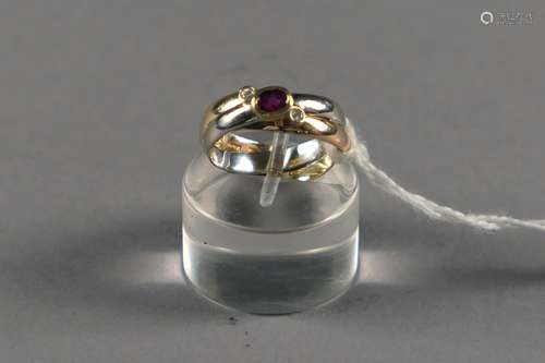 Bague de Dame. Formée de trois anneaux entrelacés. Sertie d'un rubis taille ovale (env. 0 carat 20) et agrémentée de deux diamants taille brillant (env. 0 carat 06). Monture aux trois ors 18 carats.<br/>Poids: 5,6 g. Taille: 54.