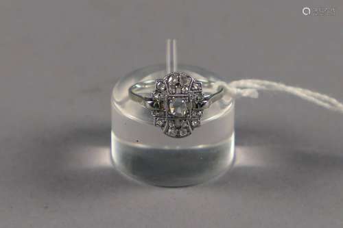 Bague de Dame “Art Déco“. Sertie de diamants taille rose. Monture en or blanc 18 carats.<br/>Poids: 2,4 g. Taille: 54/55.