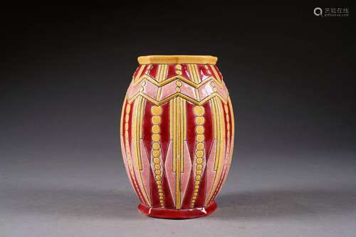 Vase Art Déco de forme tonnelet. Faïence à émaux craquelés tricolores à motifs géométriques. Marque au tampon et numéros.<br/>Hauteur: 20 cm. Condition: Pas d'accident ni de restauration.