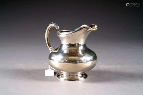 Petite Verseuse à Panse sur Piédouche mouluré. Intérieur en vermeil. Argent. Poinçon russe au titre de 84 zolotniks et poinçon d'orfèvre. XIXe siècle.<br/>Hauteur: 10 cm.<br/>Poids: 190 g.