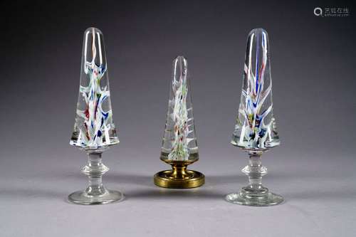 Trois Porte-Perruques. Verre sulfure. XIXe siècle.<br/>Hauteur: 20 et 24 cm. Condition: Pas d'accident ni de restauration.