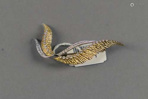 Broche “Plumes et Ruban“. Sertie de nombreux diamants taille brillant (env. 1 carat 70). Or deux tons 18 carats.<br/>Poids: 13,3 g. Avec poinçon de maître “SF“.<br/>Travail de belle qualité.