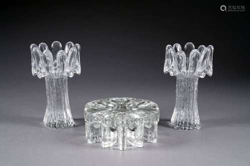 Skandinavisk glas Ostergade. Garniture de table. Formée d'un petit plateau (diamètre: 16 cm) et d'une paire de bougeoirs (hauteur: 18 cm). Cristal incolore. Condition: Pas d'accident ni de restauration.