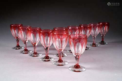 Suite de onze verres. Cristal incolore à overlay rouge et à côtes plates.<br/>Hauteur: 14 cm.