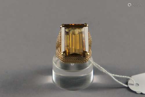 Bague de Dame. Sertie d'une importante citrine gold taille émeraude (env. 20 carats). Monture en or jaune tressé 18 carats.<br/>Poids: 18 g. Taille 52.