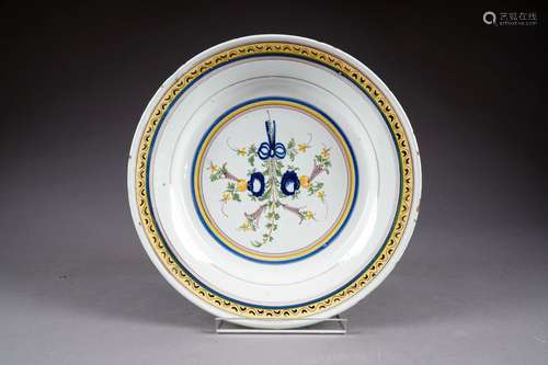 Grand plat rond à décor au bouquet et au ruban bleu. Faïence polychromée. Vers 1820. Cfr: P. Vosters - Jaquet “La Faïence Bruxelloise“, page 193.<br/>Diamètre: 35,5 cm. Condition: Pas d'accident ni de restauration.